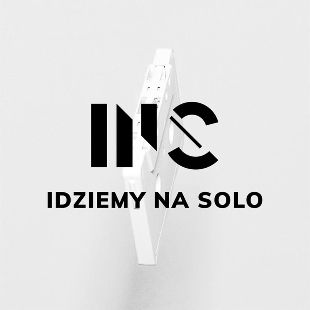 logo Idziemy Na Solo z kasetą magnetofonową w tle